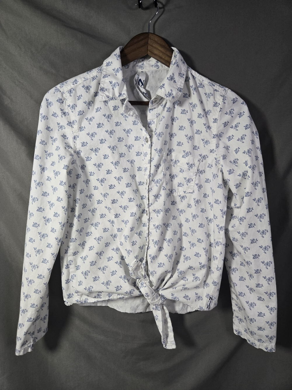 Seven7 White Button‑Up Tie‑Hem Shirt with Blue Floral Print – Size S